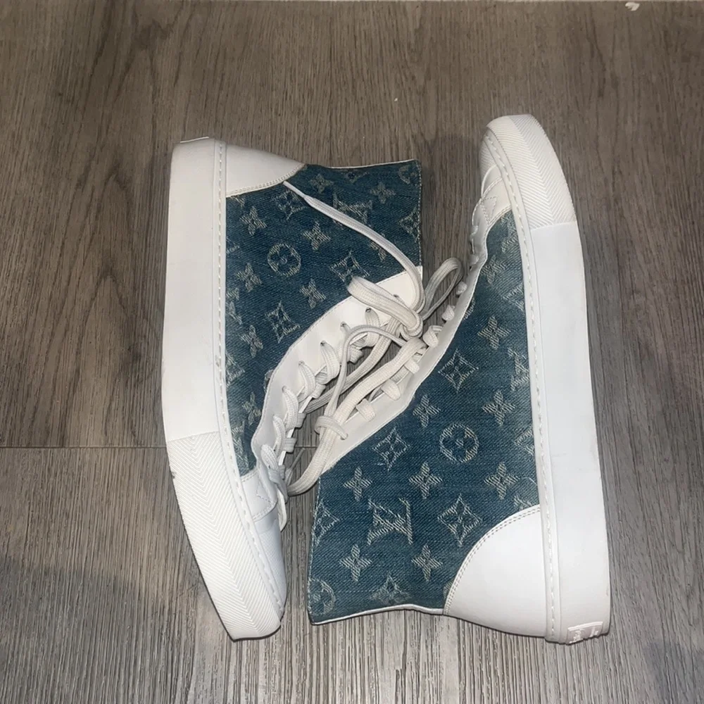 Like new LOUIS VUITTON LV Monogram Sneakers